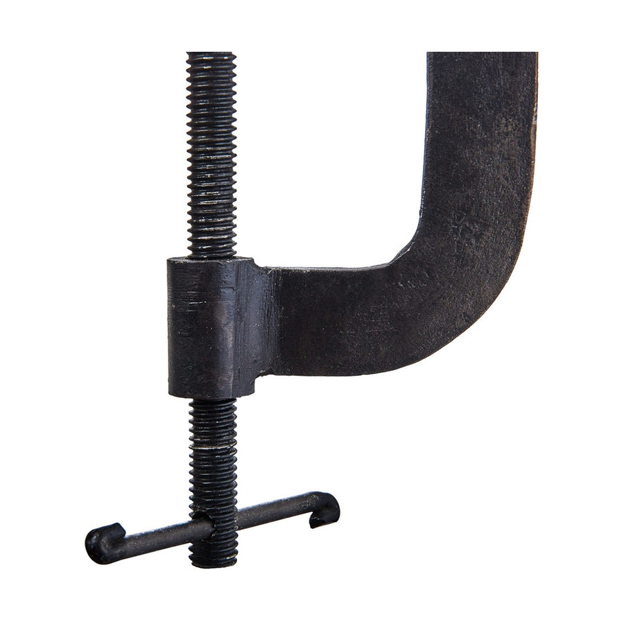 Fekete színű, vasból készült, kézműves gyertyatartó.