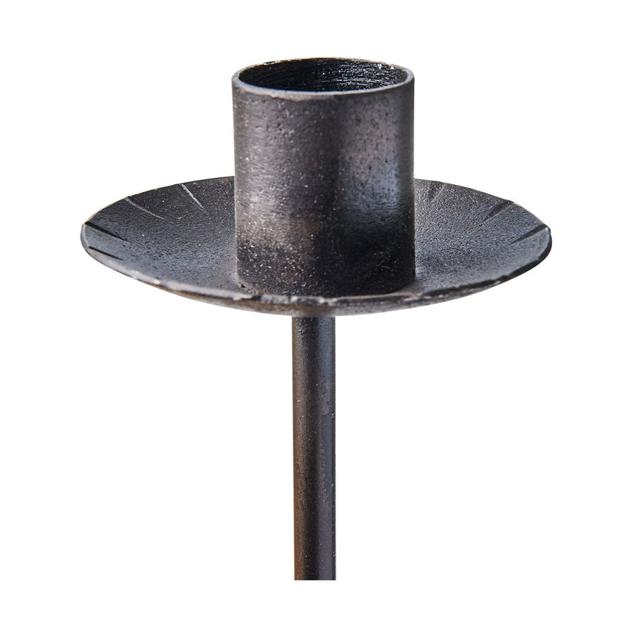 Fekete színű, vasból készült, kézműves gyertyatartó.