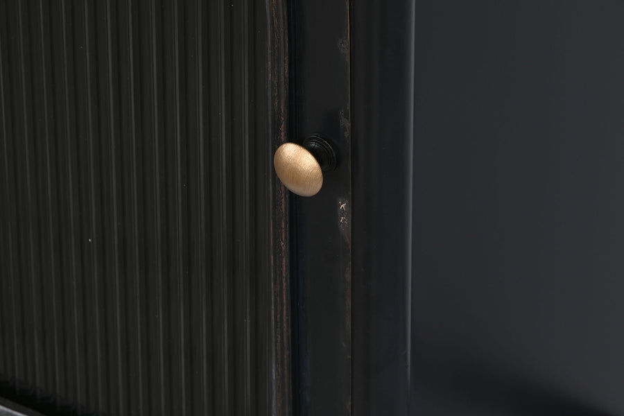 Antikolt felületű, fekete színű, fém íróasztal.