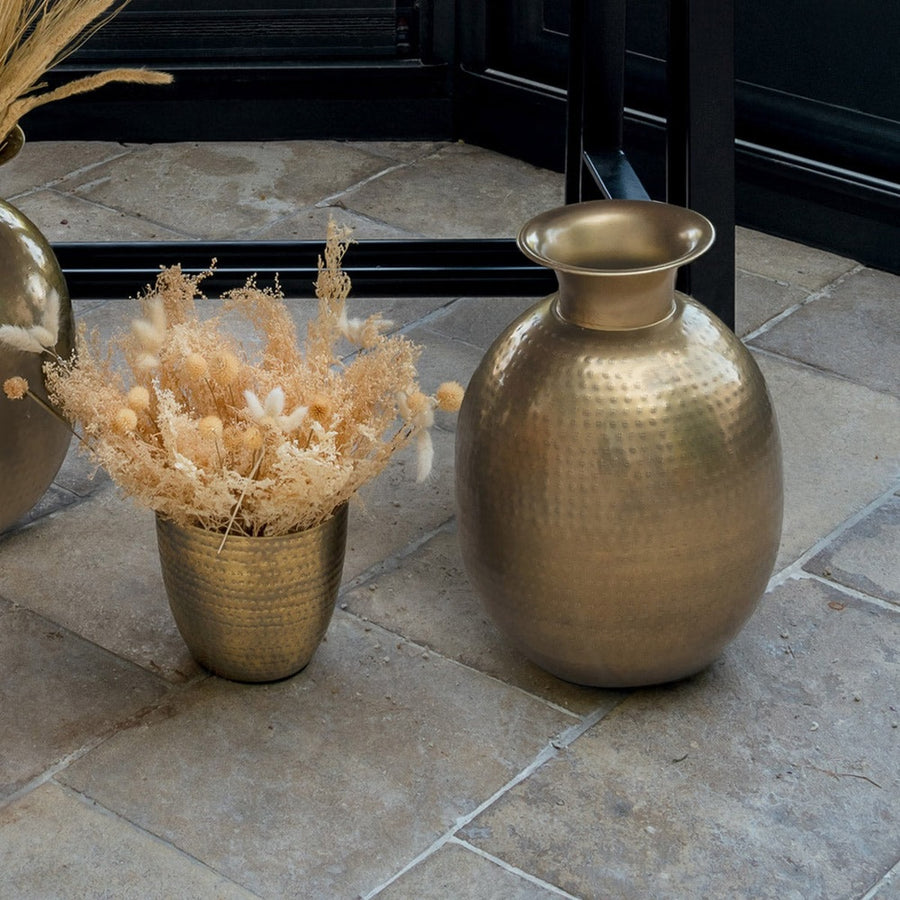 Antikolt felületű, rézszínű, kalapált fémből készült kézműves kaspó.