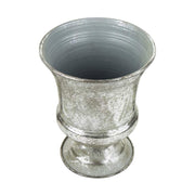 Ezüst színű fém kaspó.