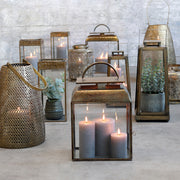 Rézszínű fém lámpások.