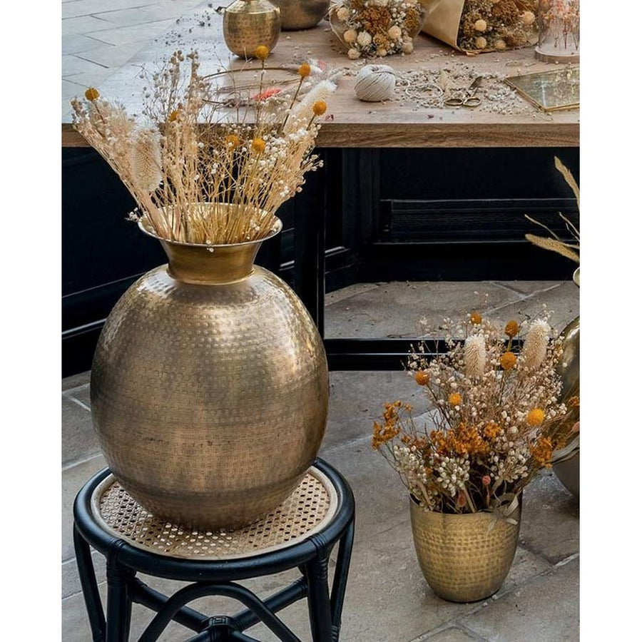 Antikolt felületű,, rézszínű, kalapált fémből készült kézműves váza, száraz virágokkal.