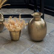 Antikolt felületű,, rézszínű, kalapált fémből készült kézműves váza, száraz virágokkal.