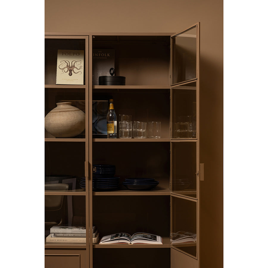 Fémből készült, barna színű, kortárs design vitrines szekrény.