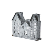 Szürke színű, bádogból készült házikókat formázó lámpás.