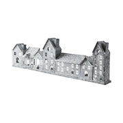 Szürke színű, bádogból készült házikókat formázó lámpás.