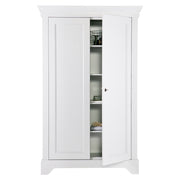 Matt fehér színű, 4 polcos, zárható kialakítású, kétszárnyas fenyőfa gardróbszekrény.
