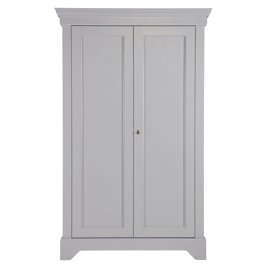 Matt szürke színű, 4 polcos, zárható kialakítású, kétszárnyas fenyőfa gardróbszekrény.