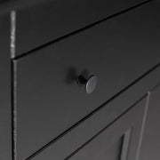 Matt fekete színű, 1 fiókkal és 2 polccal rendelkező, zárható kialakítású, kétszárnyas fenyőfa komód.