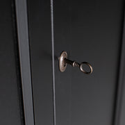 Matt fekete színű, 1 fiókkal és 2 polccal rendelkező, zárható kialakítású, kétszárnyas fenyőfa komód.