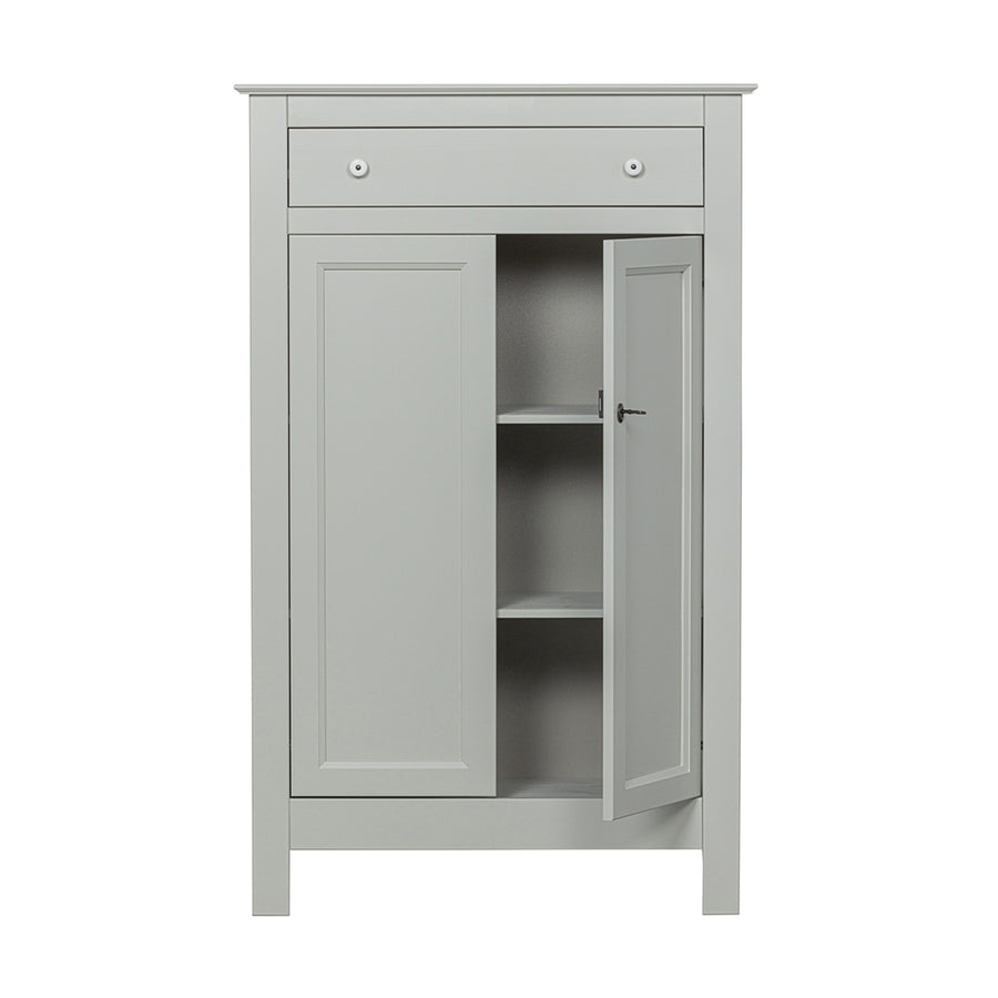 Szürke színű, zárható kialakítású, kétszárnyas fenyőfa komód.