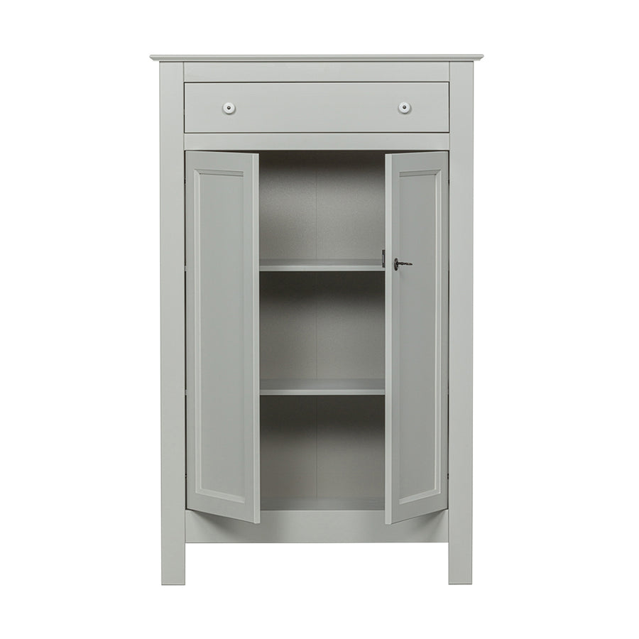 Szürke színű, zárható kialakítású, kétszárnyas fenyőfa komód.