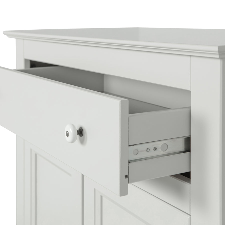 Szürke színű, zárható kialakítású, kétszárnyas fenyőfa komód.