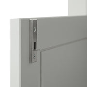 Szürke színű, zárható kialakítású, kétszárnyas fenyőfa komód.