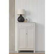 Szürke színű, zárható kialakítású, kétszárnyas fenyőfa komód.