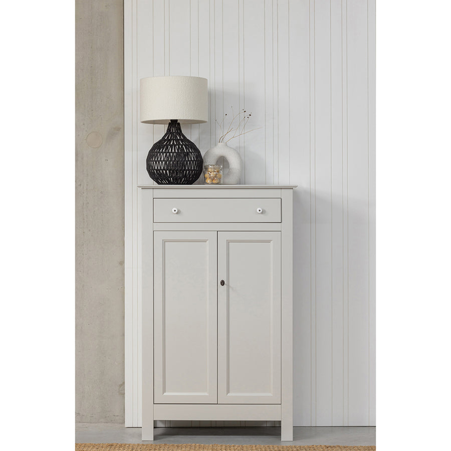 Szürke színű, zárható kialakítású, kétszárnyas fenyőfa komód.