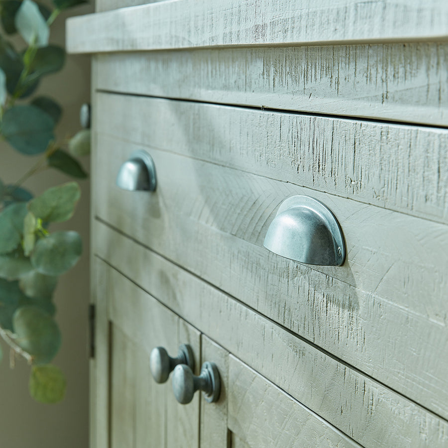 Tömör fenyőfából készült, mosott szürke színű, pácolt tálalószekrény.