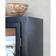 Fenyőfából készült, antik fekete színű 2 ajtós, 2 fiókos vitrines szekrény.