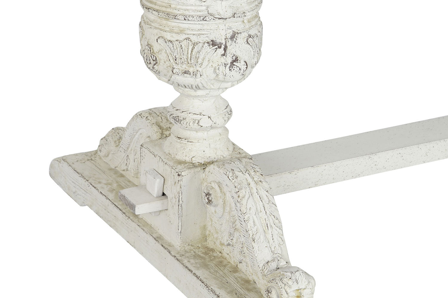 Shabby chic stílusú, díszes lábú étkezőasztal.