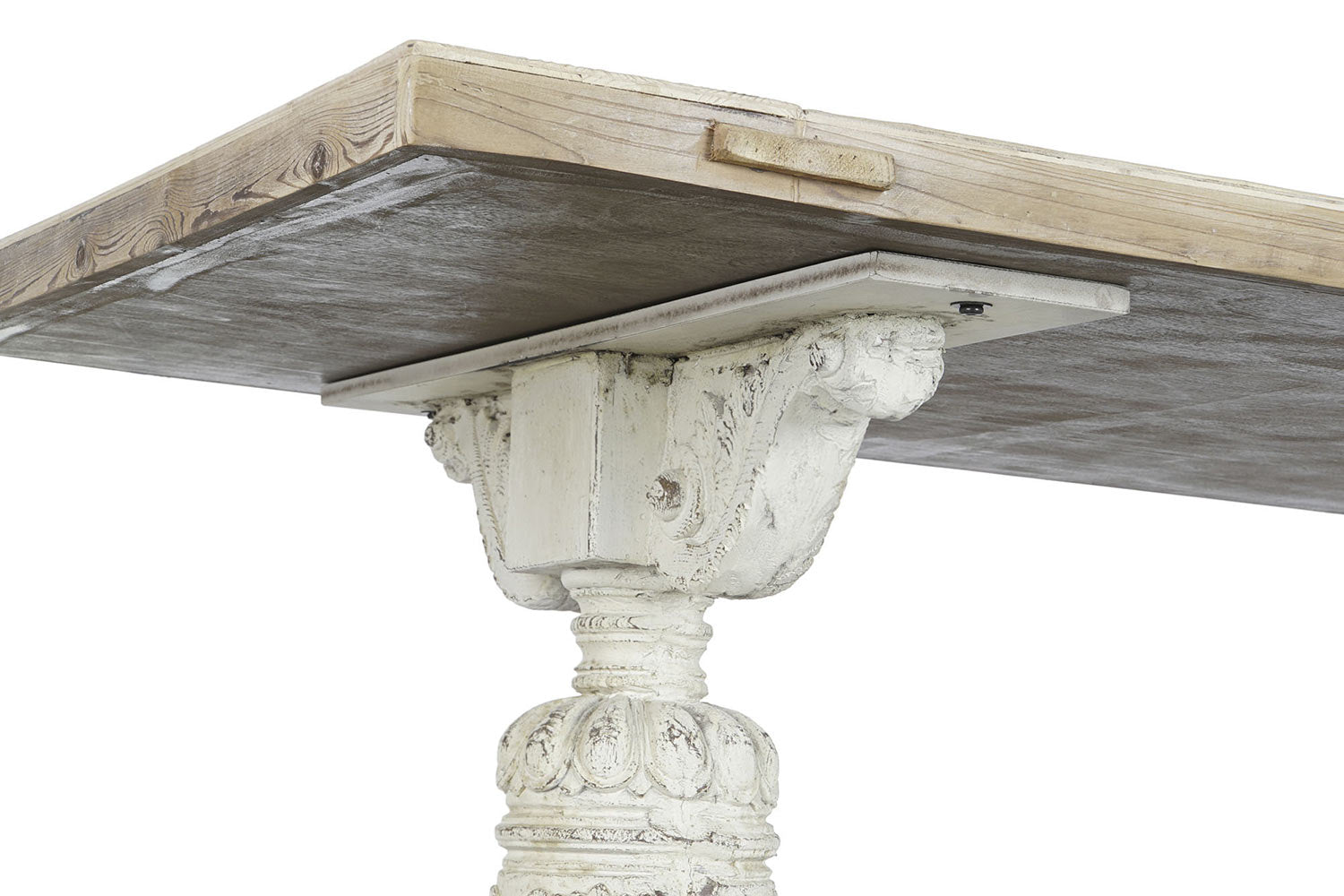 Shabby chic stílusú, díszes lábú étkezőasztal.
