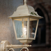 Közelkép a Ferroluce Classic Gorizia falilámpa kézzel festett részleteiről és üveg bura alatti izzóról, kültéri éles fotón.