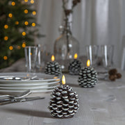 Havas fenyőtoboz formájú LED gyertya.