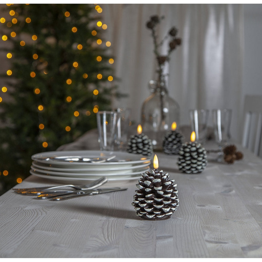 Havas fenyőtoboz formájú LED gyertya.