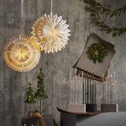 Havas fenyőtoboz formájú LED gyertya.