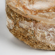 Borostyánszínű, ónix kőből készült mosdótál.