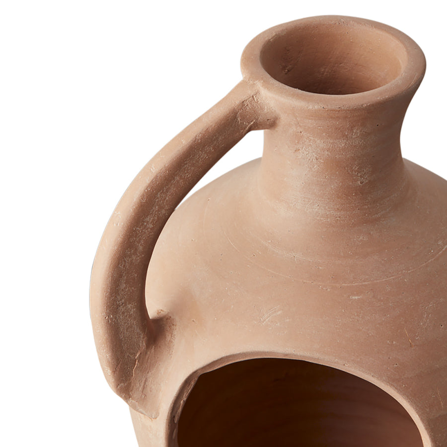 Korsó formájú, kézműves terrakotta lámpás.