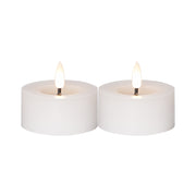 Két darab fehér színű, lángot utánzó LED teamécses fehér háttérrel, a Star Trading Flow kollekcióból.