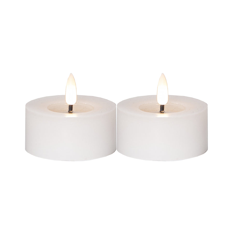 Két darab fehér színű, lángot utánzó LED teamécses fehér háttérrel, a Star Trading Flow kollekcióból.