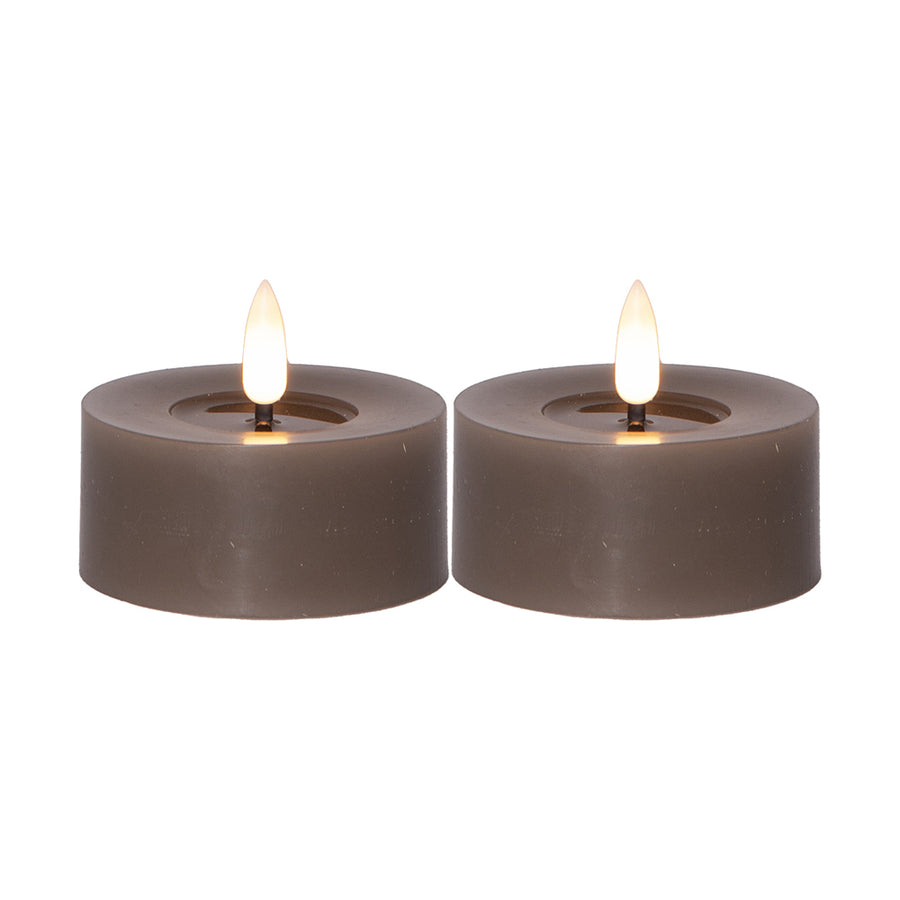 Két darab szürkésbarna színű, valódi viaszból készült LED teamécses meleg fényű, égő lángot utánzó hatással, fehér háttéren.