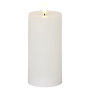 Fehér, henger alakú LED gyertya meleg fényű lánggal, a Star Trading FLOW kollekció 7,5 x 17,5 cm-es, élethű viaszbevonatú változata.