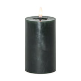 Zöld LED oszlopgyertya valódi viaszból, élethű pislákoló lánggal, fehér háttérrel, webshop termékfotóként.