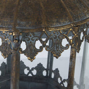 Antikolt felületű, függeszthető fém lámpás.