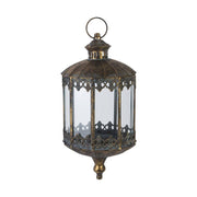 Antikolt felületű, függeszthető fém lámpás.