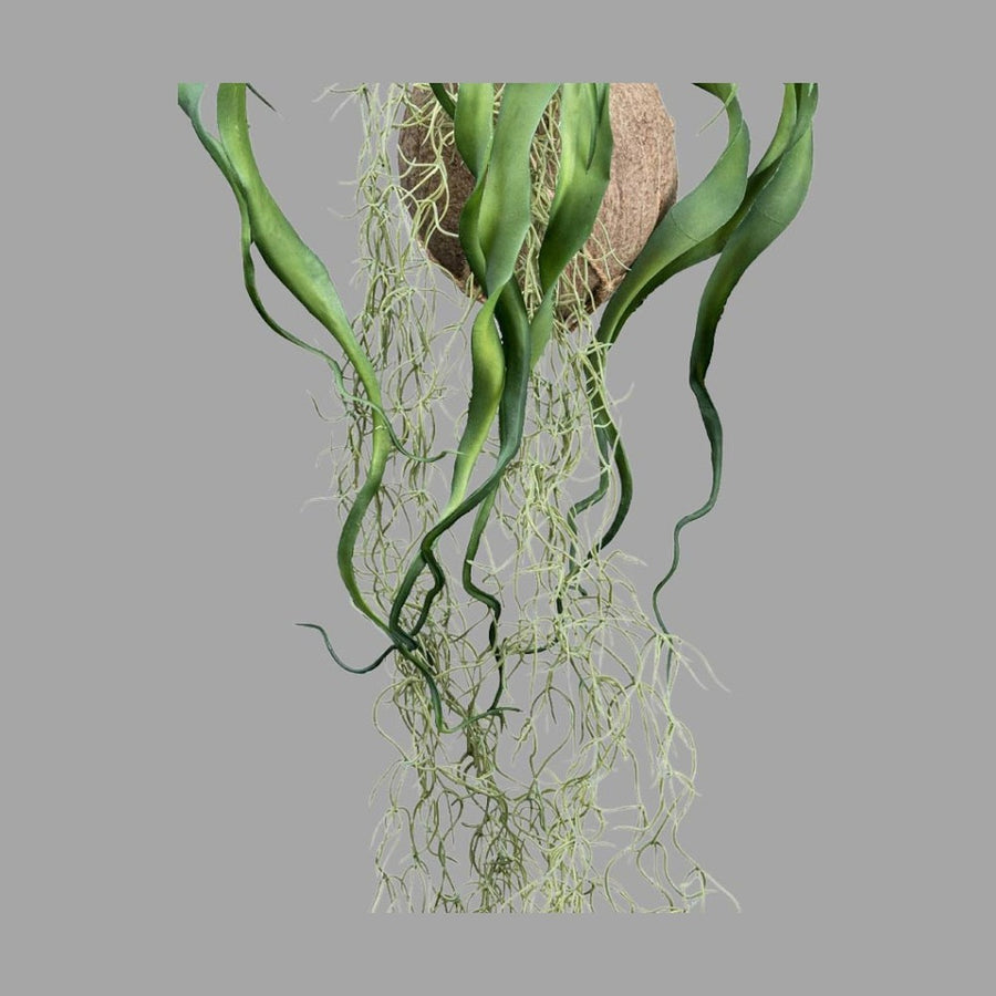 Függeszthető kialakítású, szakállbromélia műnövény dekoráció.