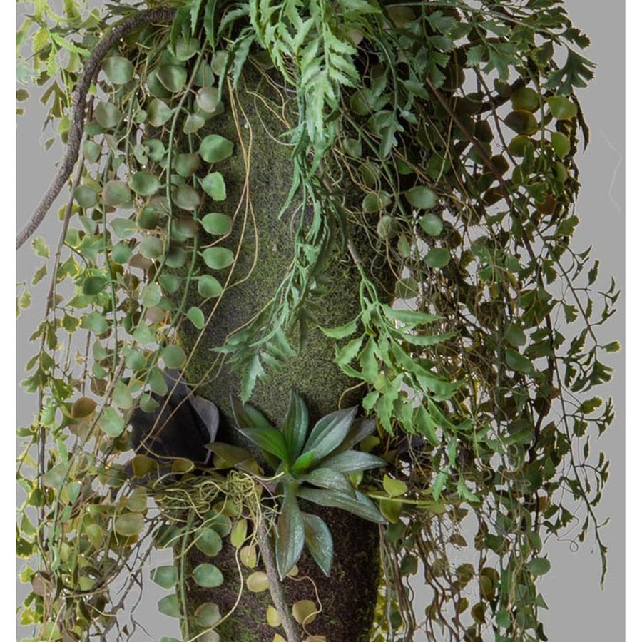 Különböző fajtájú, zöld műnövényekből készült, függeszthető dekoráció.