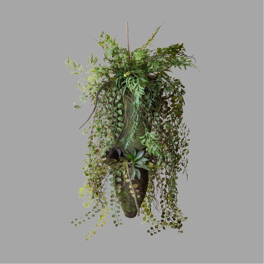 Különböző fajtájú, zöld műnövényekből készült, függeszthető dekoráció.