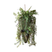 Különböző fajtájú, zöld műnövényekből készült, függeszthető dekoráció.