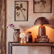 Barna színű, gomba formájú, fém design asztali lámpa.