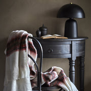 Fekete színű, gomba formájú, fém design asztali lámpa.