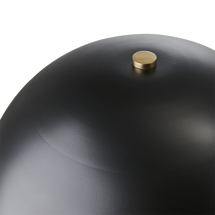 Fekete színű, gomba formájú, fém design asztali lámpa.