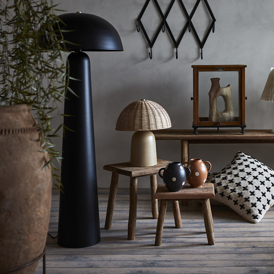 Fekete színű, gomba formájú, fém design állólámpa.