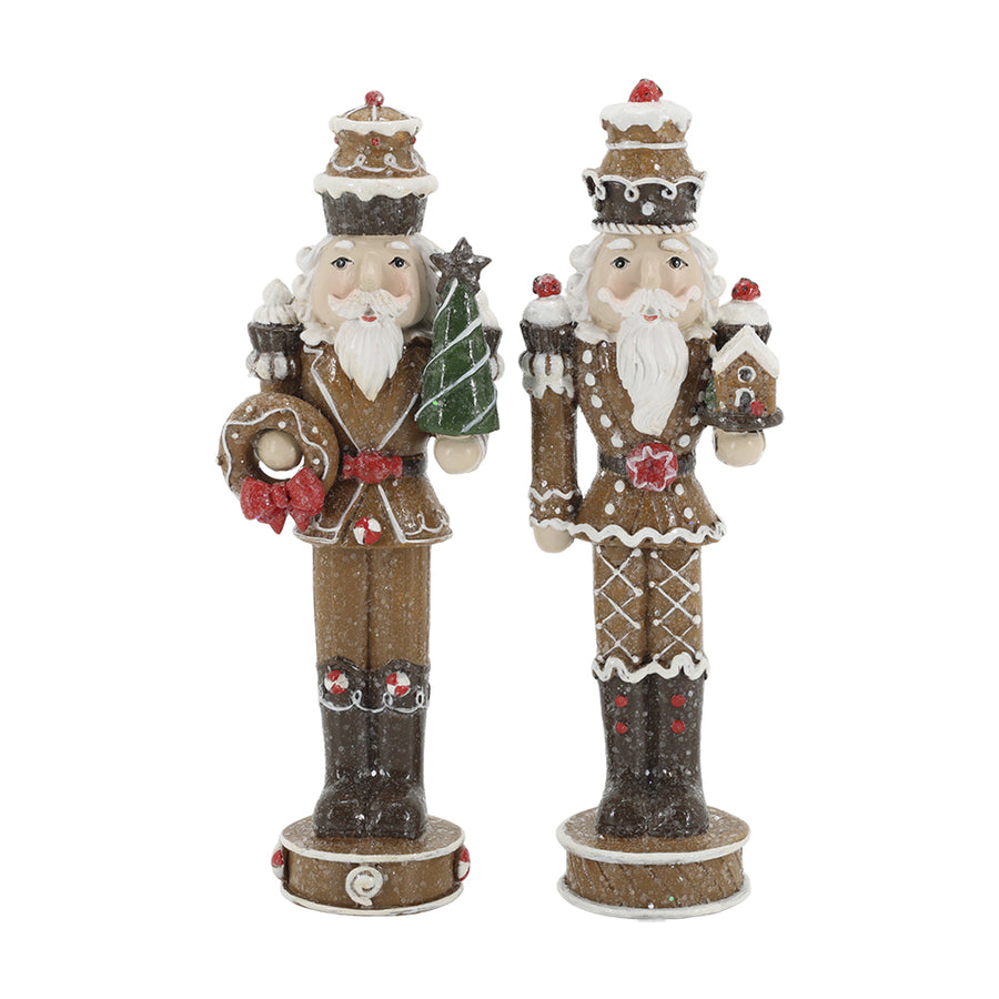 Gingerbread 2 db-os mézeskalács diótörő figura szett barna-fehér színekben, koszorúval, fenyővel és mézeskalácsházzal.