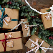 Házikó, hintaló és hópehely formájú, mézeskalács karácsonyfadísz szett.