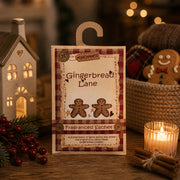 Gingerbread Lane ünnepi illattasak gyertyafényes karácsonyi enteriőrben mézeskalács dekorral