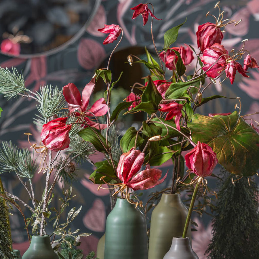 Sötét pink színű, fényes felületű, koronásliliom művirág.